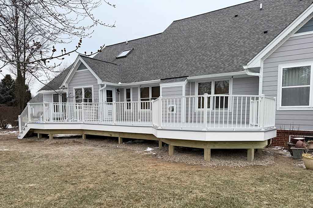 Custom Trex Transcend Lineage Deck in Salem Township